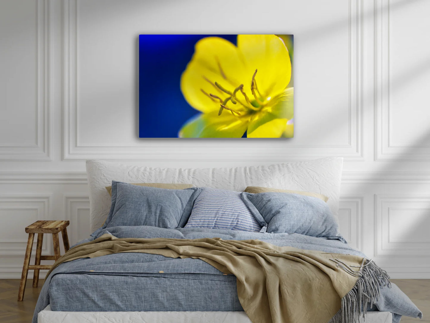 Großformatiges Blumen-Wandbild Sonnengelb auf blau in einem Schlafzimmer über dem Bett