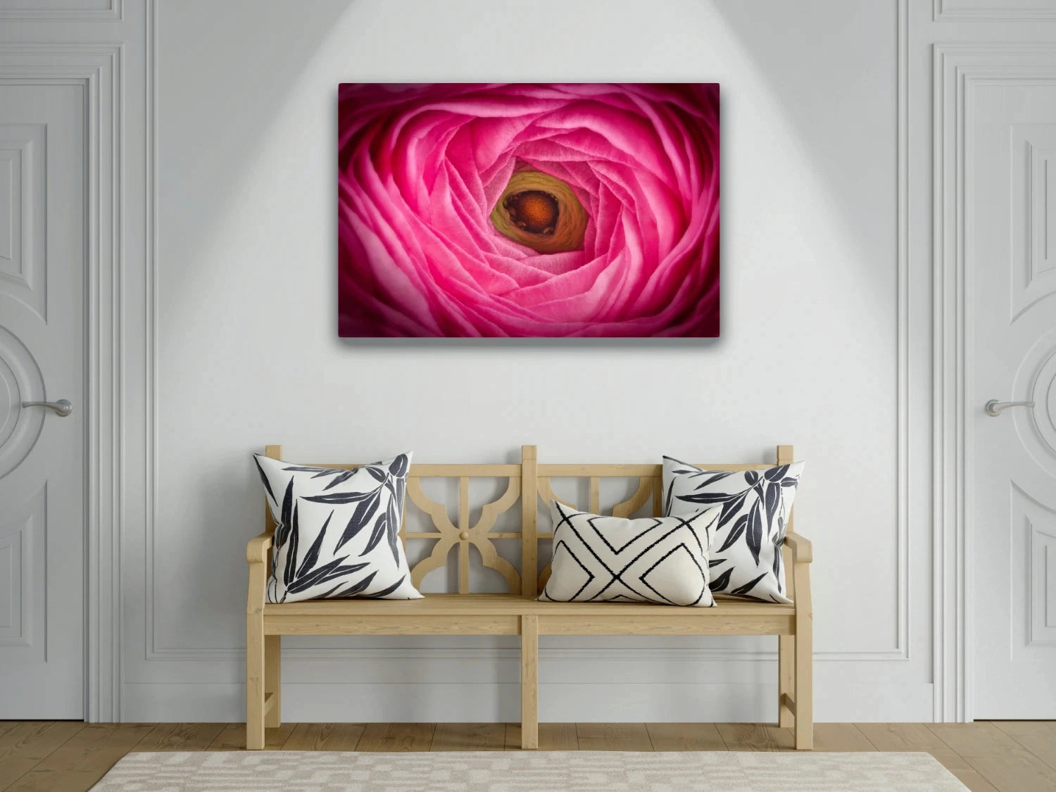 Großformatiges Blumen-Wandbild Auge über einer Holzbank mit Kissen