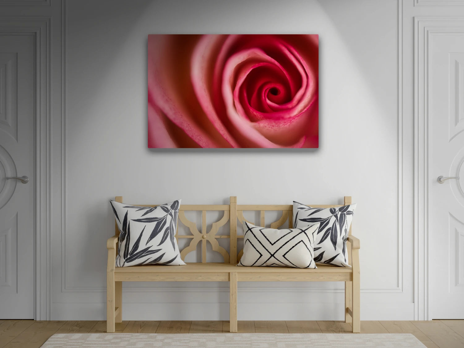 Großformatiges Blumen-Wandbild Endlos über einer hölzernen Sitzbank mit Kissen