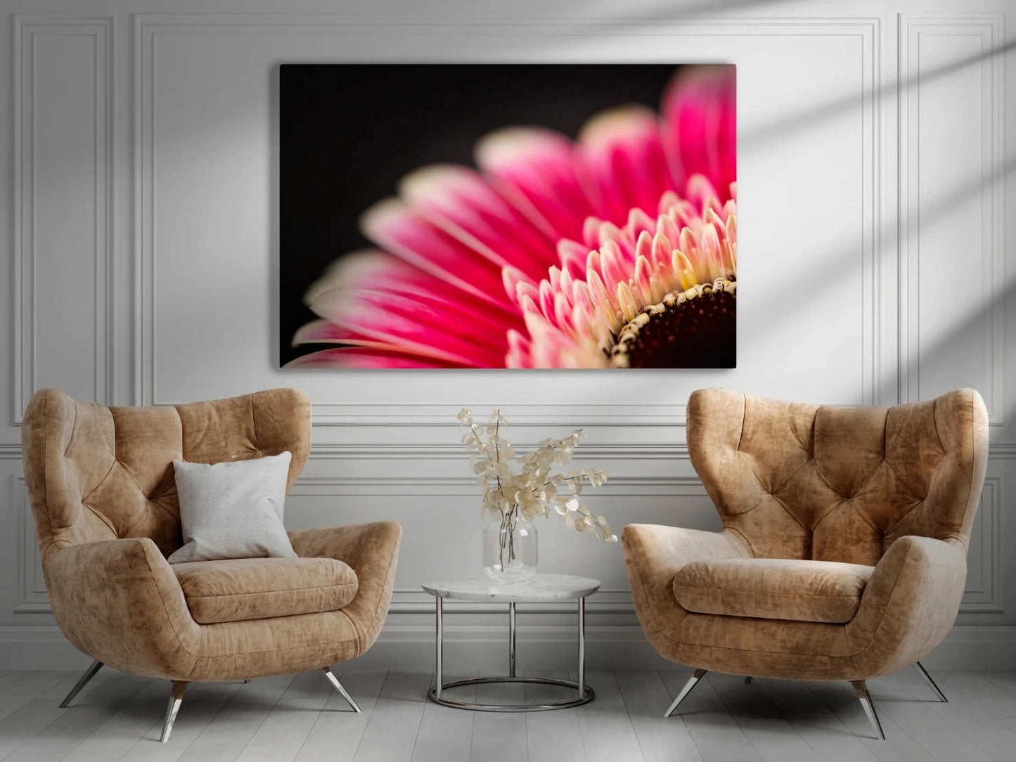 Großformatiges Blumen-Wandbild Federschmuck in einem Wohnzimmer über zwei Sesseln und einem Tisch