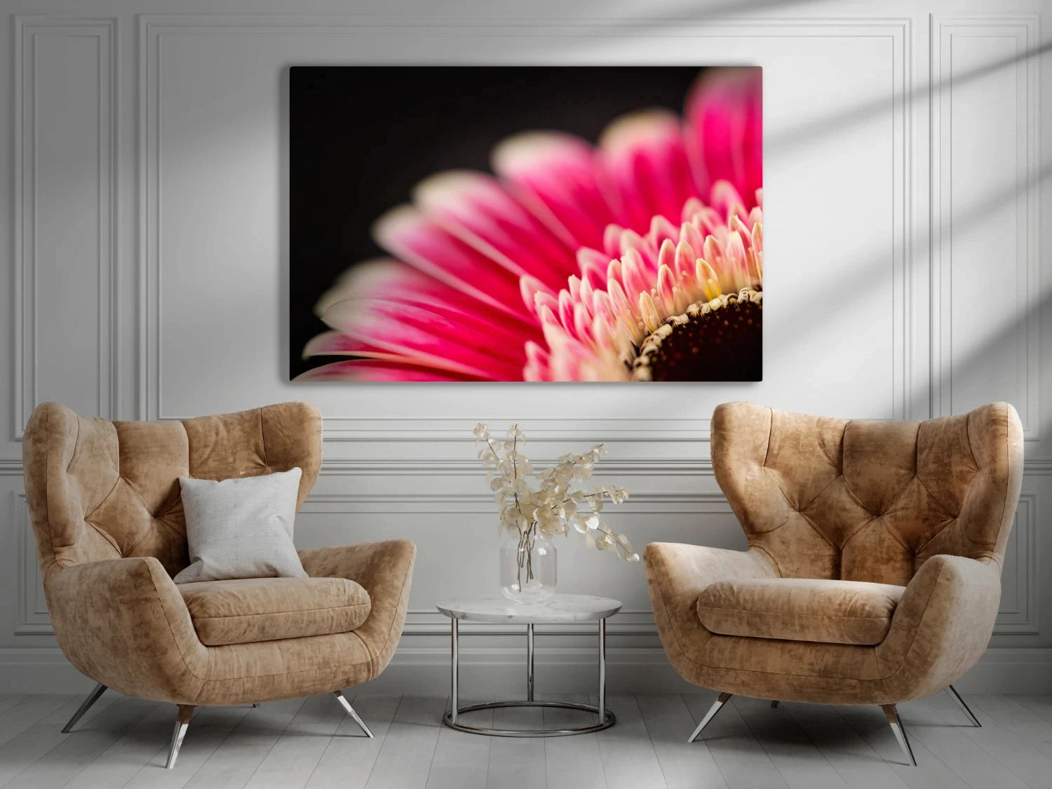 Großformatiges Blumen-Wandbild Federschmuck in einem Wohnzimmer über zwei Sesseln und einem Tisch