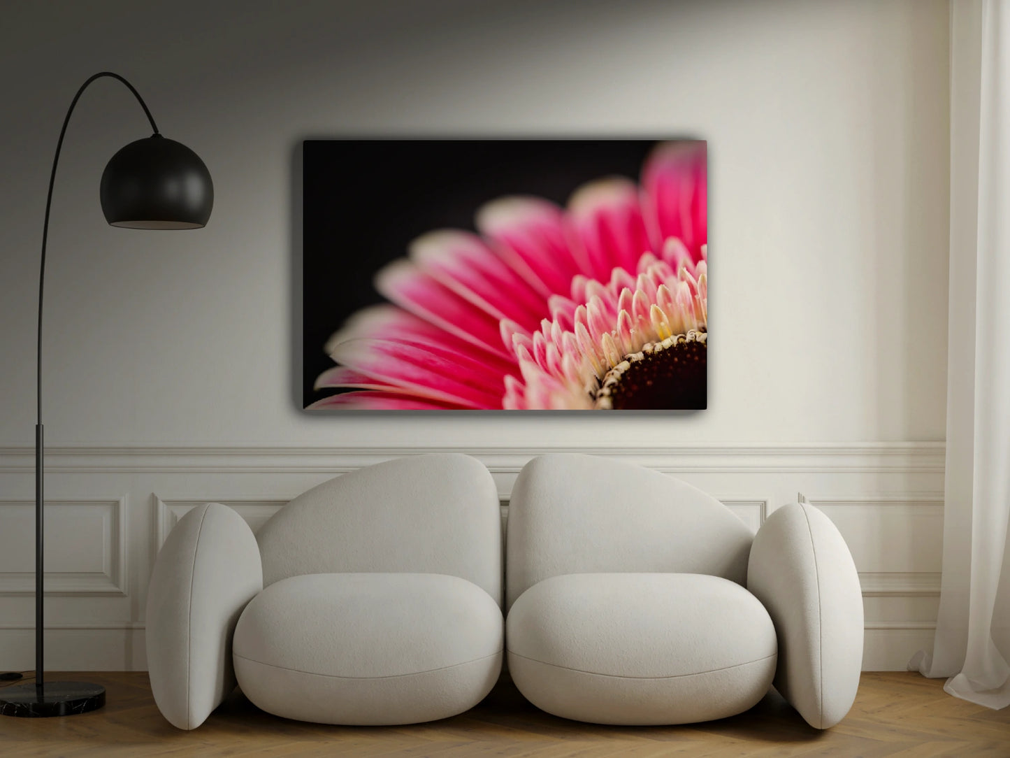 Großformatiges Blumen-Wandbild Federschmuck in einem Wohnzimmer über einem Sofa an der Wand hängend