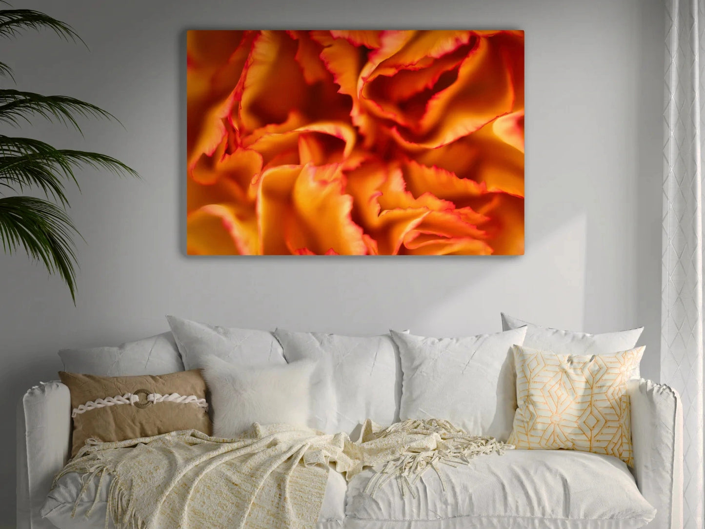 Großformatiges Blumen-Wandbild Feuer in einem Wohnzimmer über einem Sofa