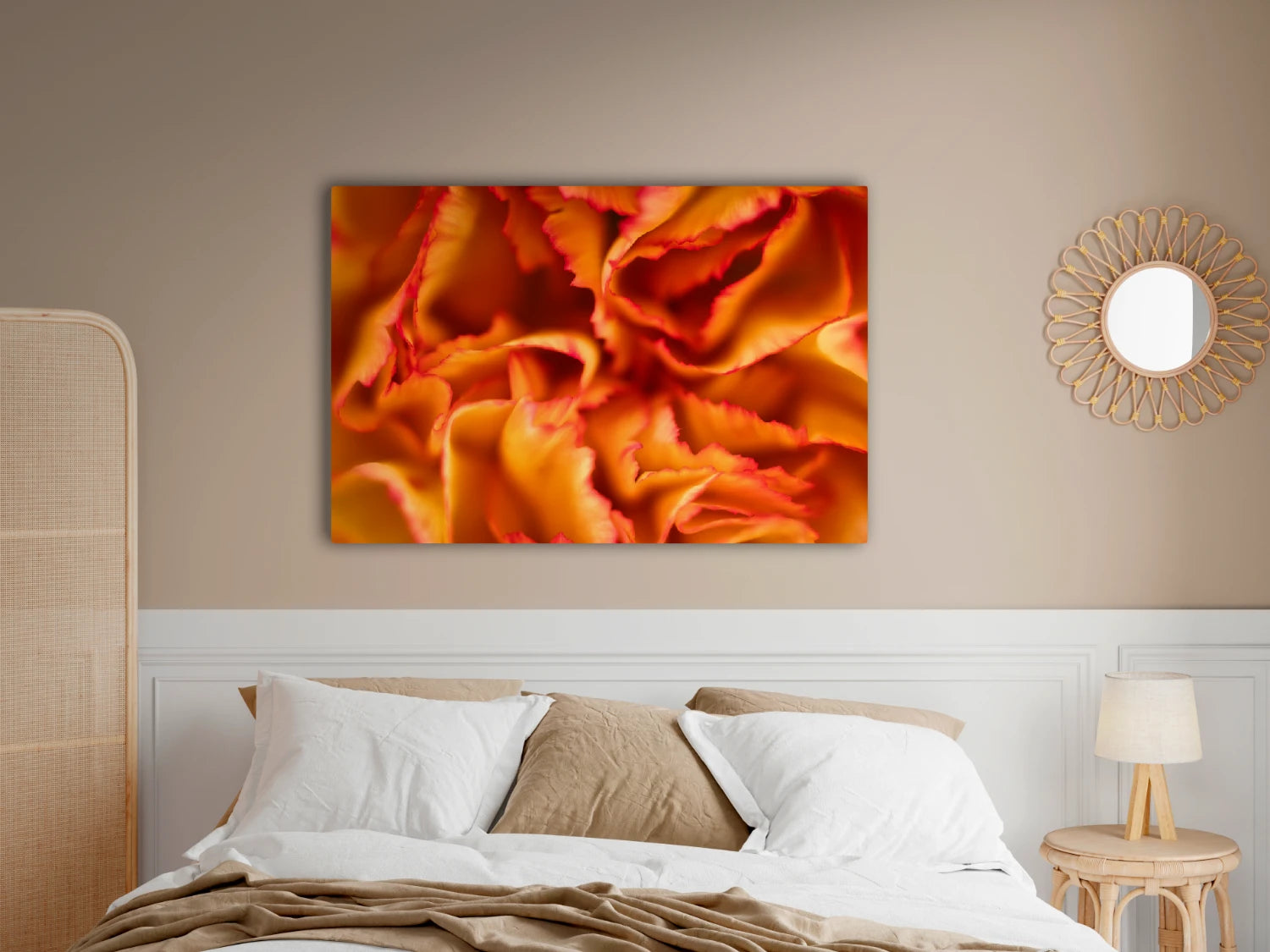 Großformatiges Blumen-Wandbild Feuer in einem Schlafzimmer über dem Bett