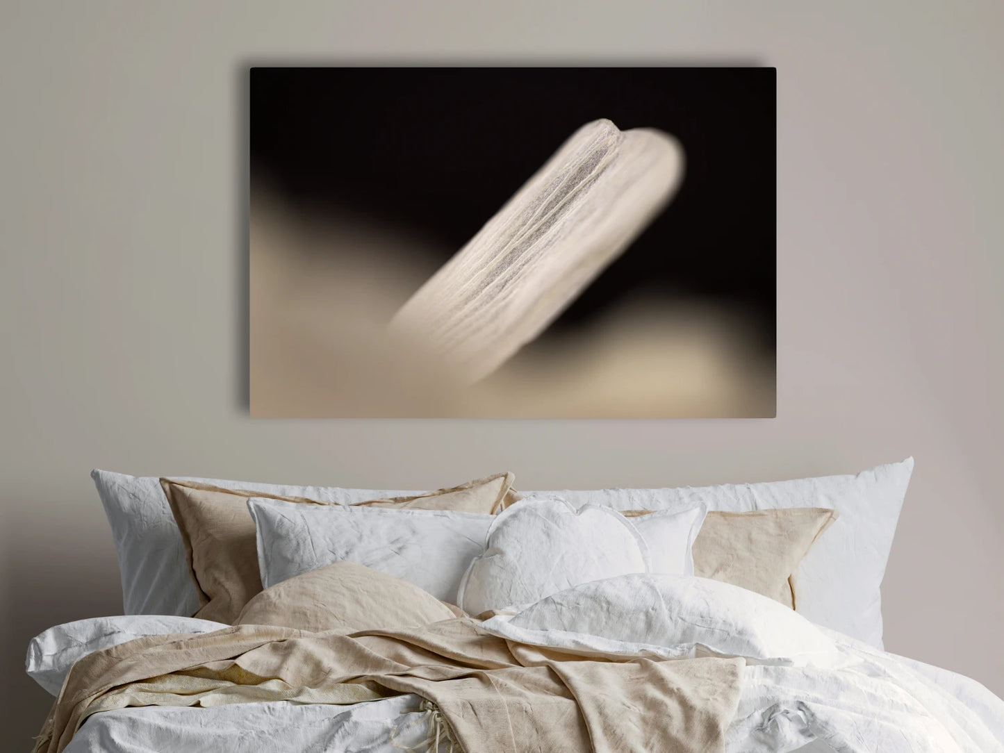 Großformatiges Blumen-Wandbild Flügel in einem Schlafzimmer über dem Bett