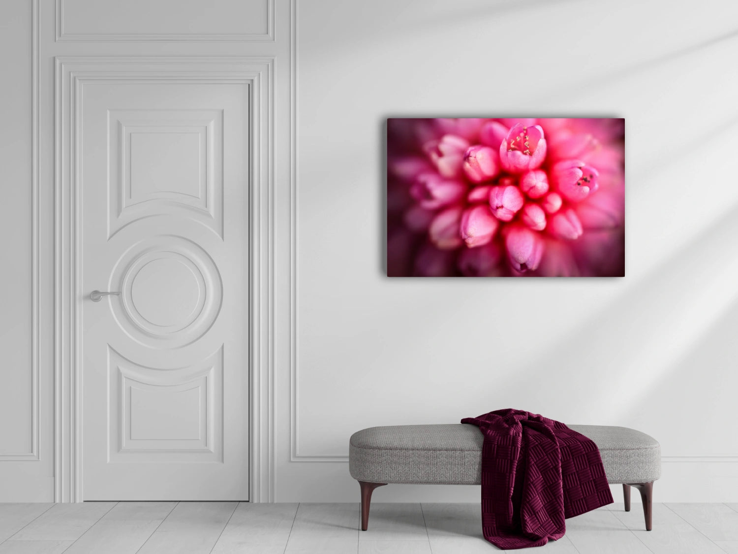 Großformatiges Blumen-Wandbild Glockenturm über einer gepolsterten Sitzbank