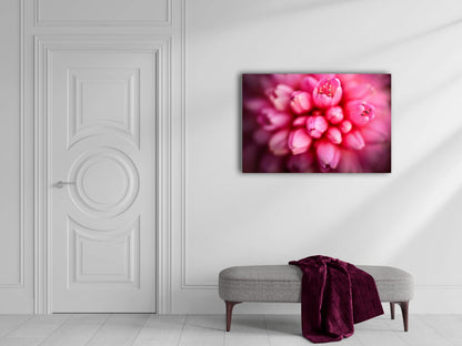 Großformatiges Blumen-Wandbild Glockenturm über einer gepolsterten Sitzbank