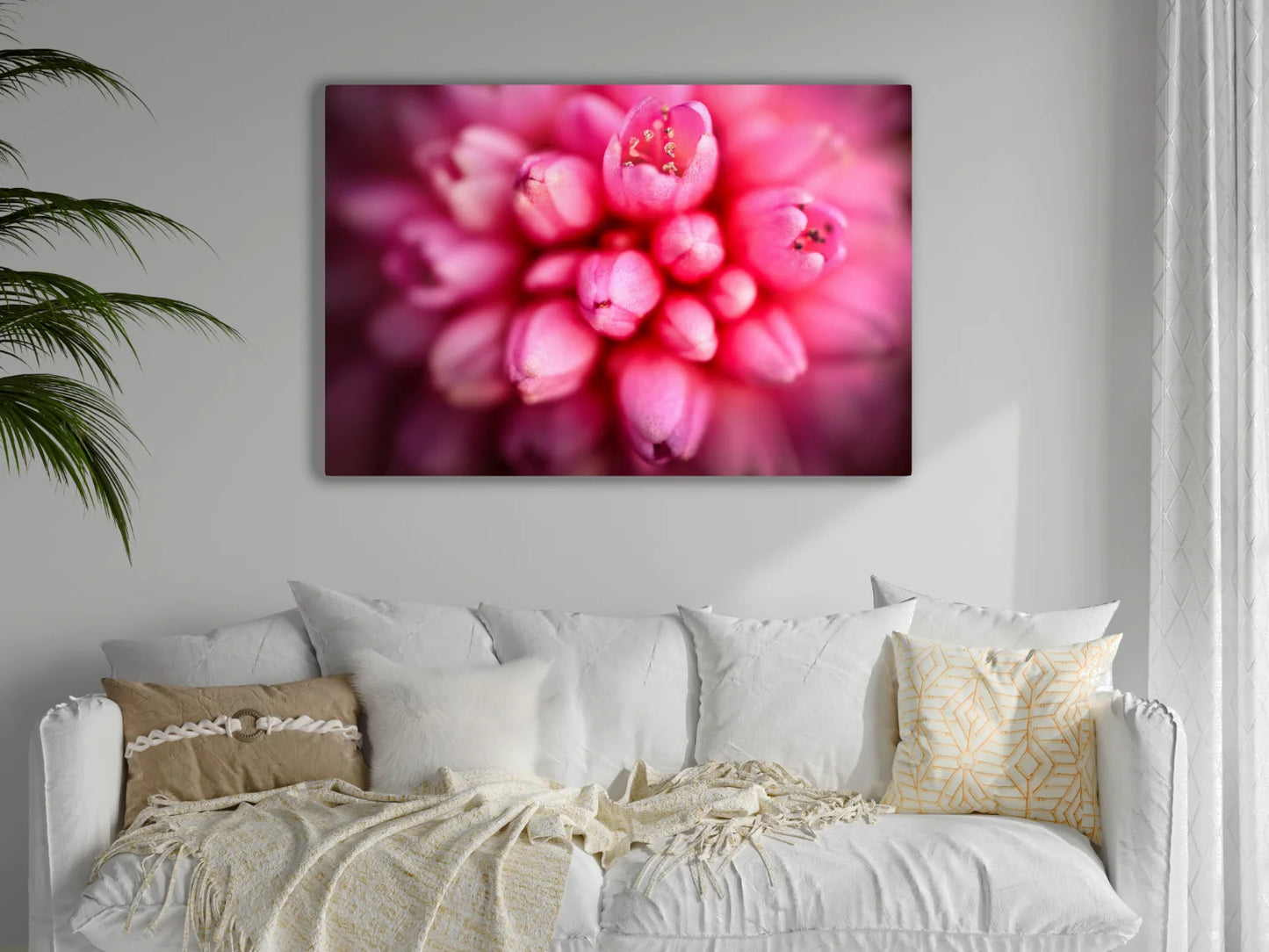 Großformatiges Blumen-Wandbild Glockenturm in einem Wohnzimmer über dem Sofa