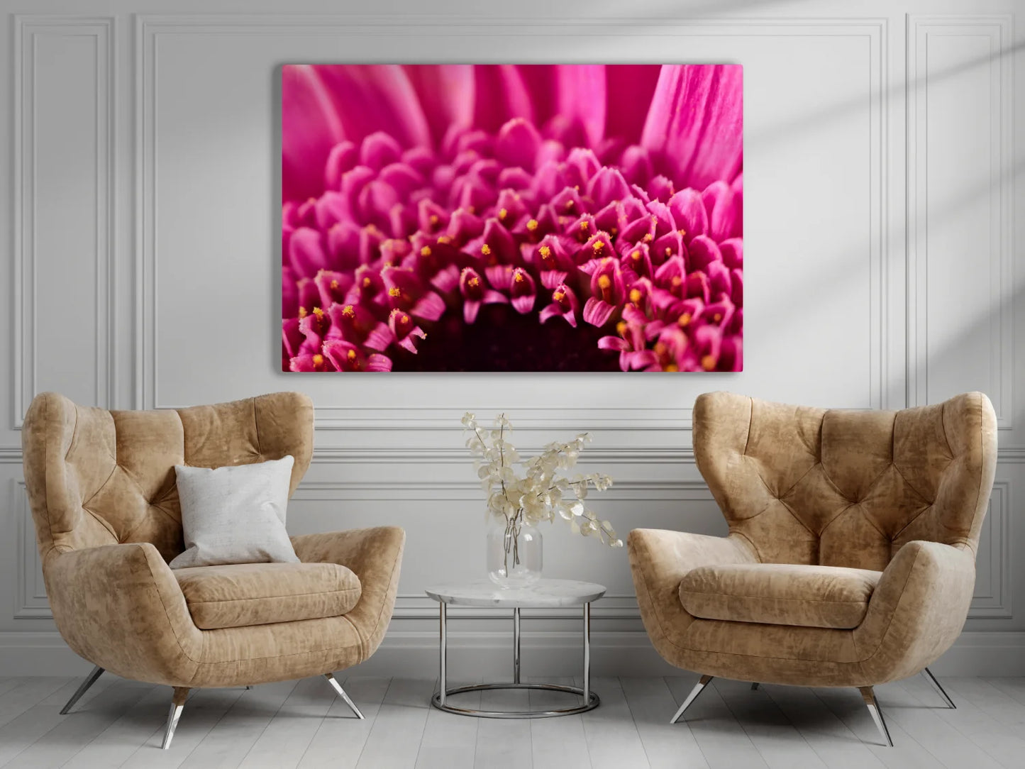 Großformatiges Blumen-Wandbild Goldkranz in einem Wohnzimmer über zwei Sesseln