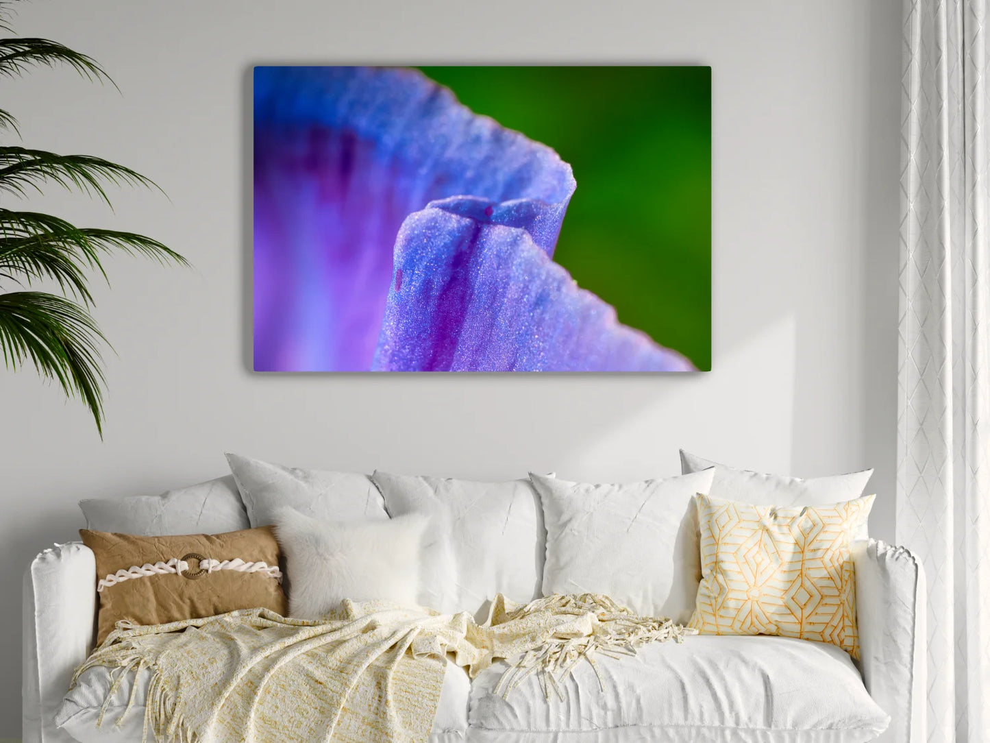 Großformatiges Blumen-Wandbild Gratwanderung in einem Wohnzimmer über einem Sofa