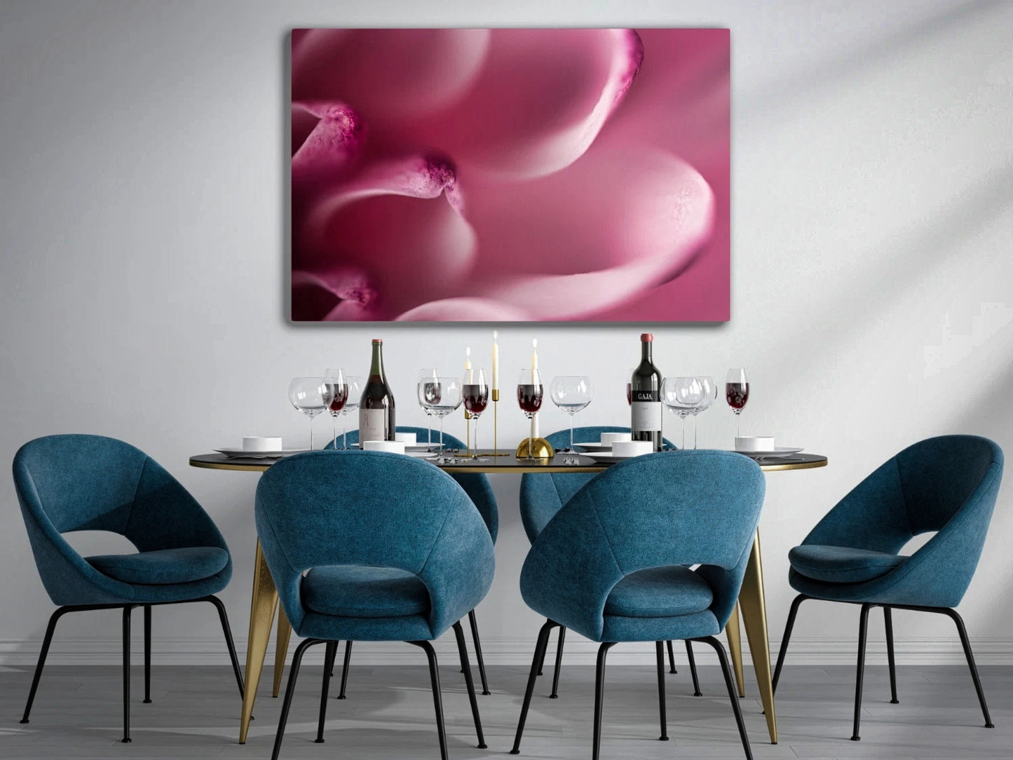 Großformatiges Blumen-Wandbild Muscheln in einem Esszimmer über dem Tisch