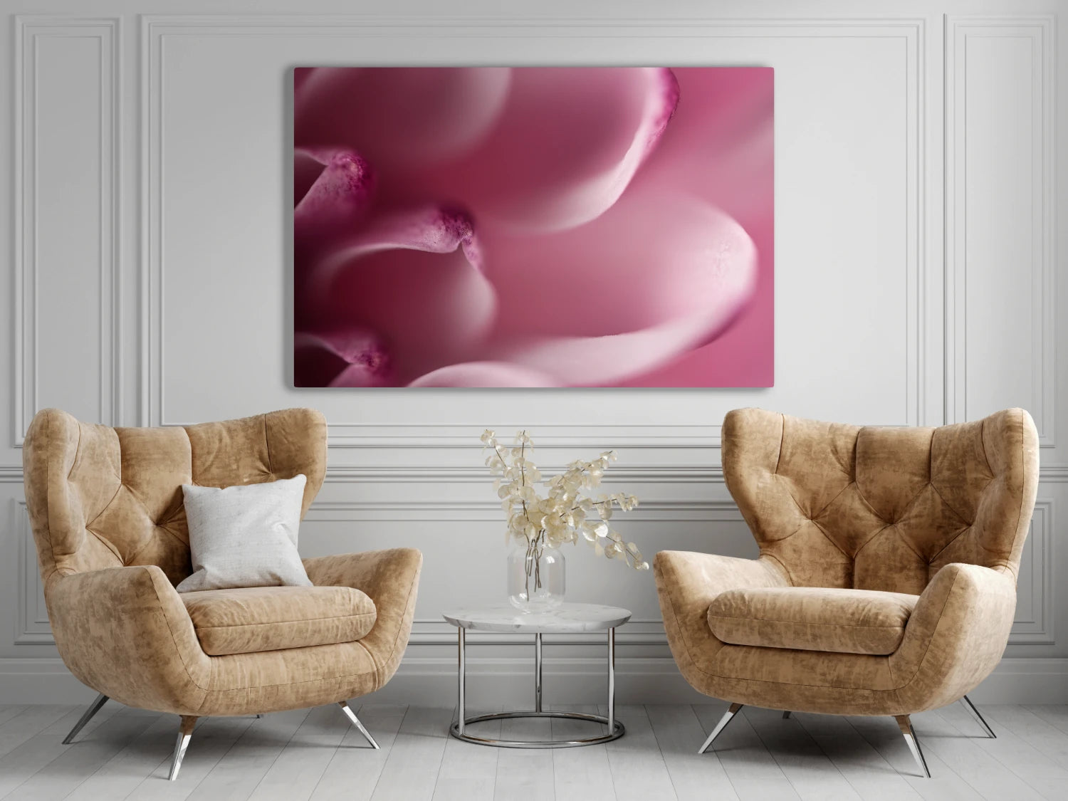 Großformatiges Blumen-Wandbild Muscheln in einem Wohnzimmer über zwei Sesseln an der Wand hängend