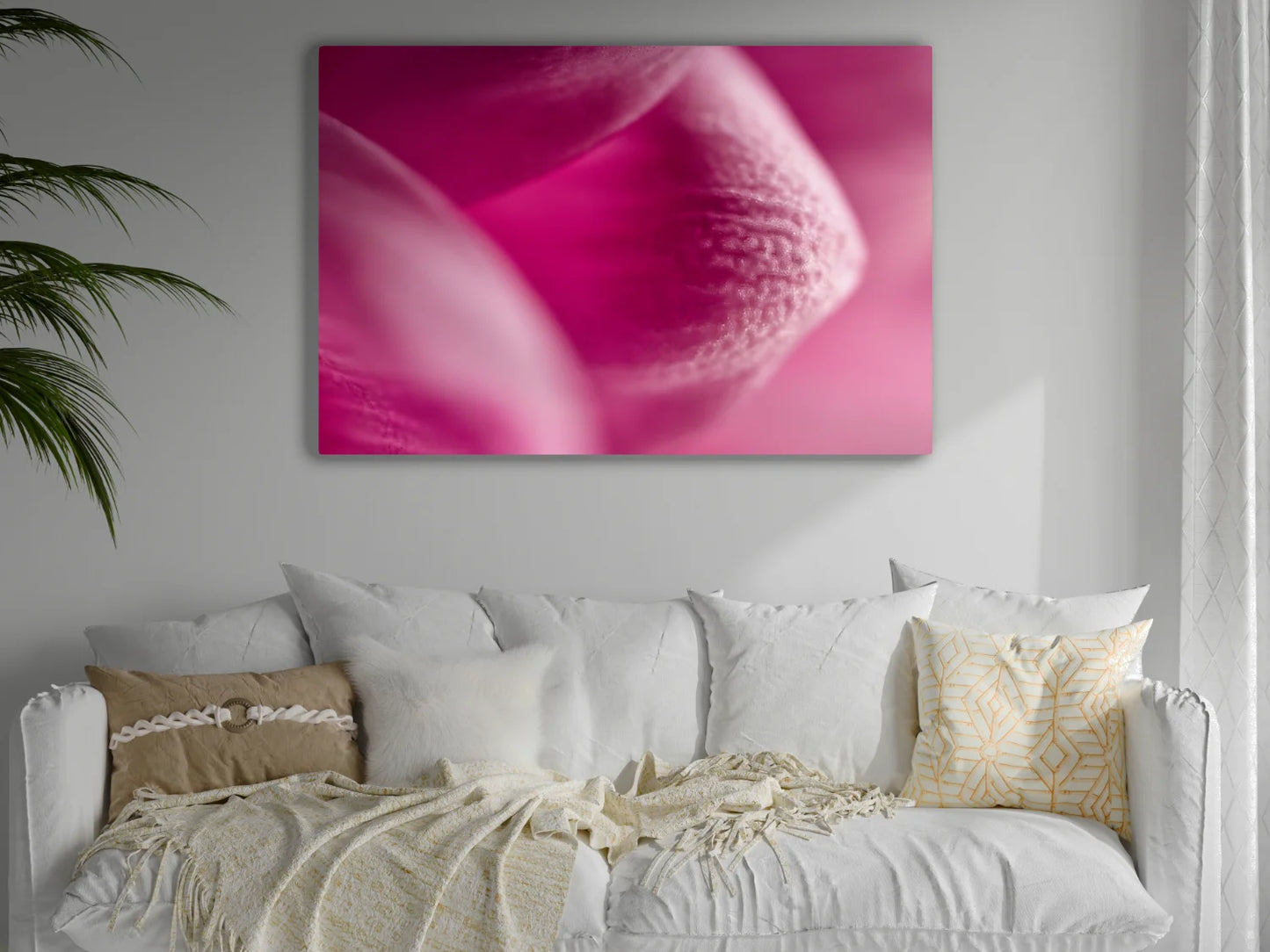 Großformatiges Blumen-Wandbild Planet in einem Wohnzimmer über dem Sofa an der Wand hängend