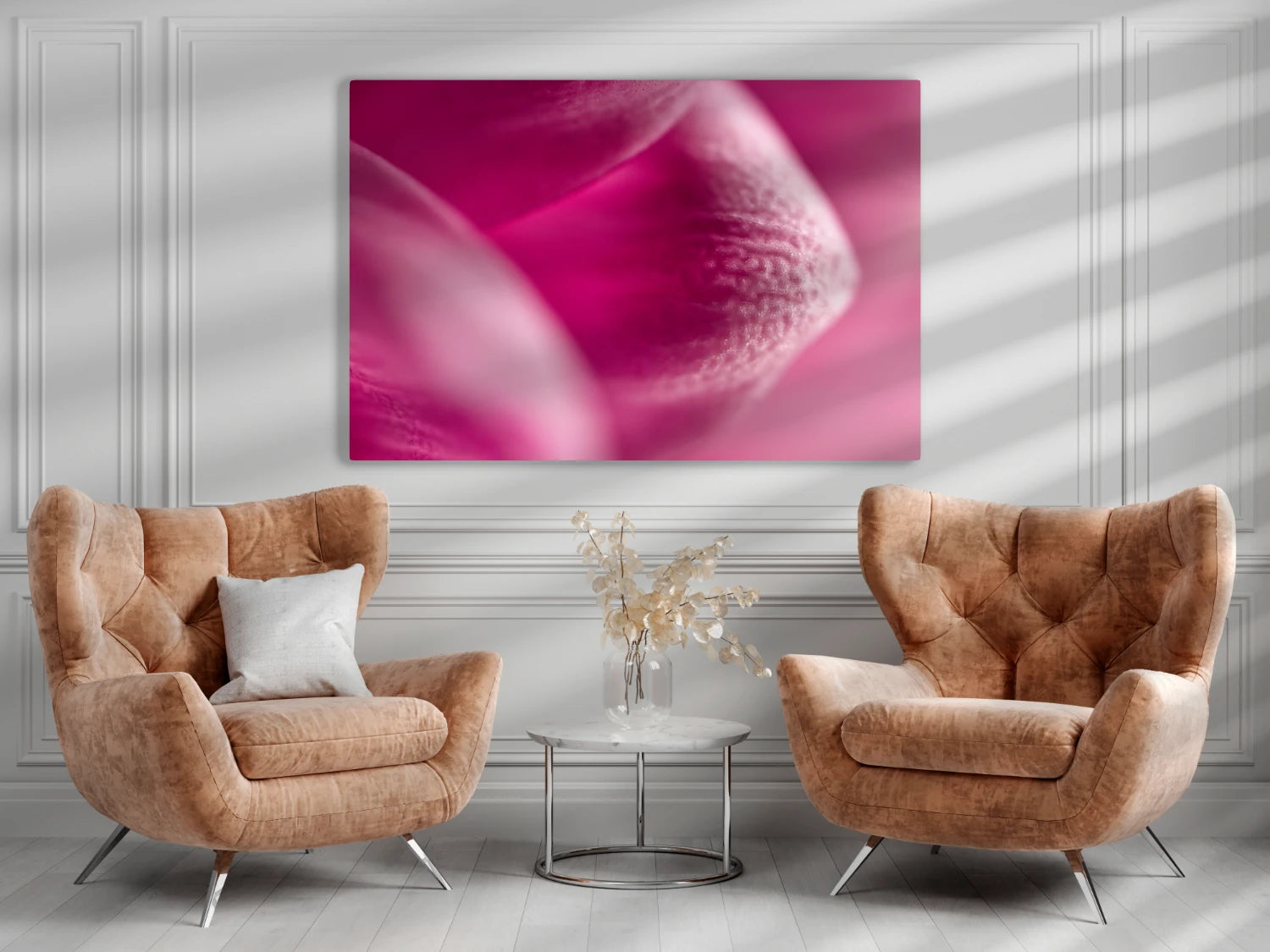 Großformatiges Blumen-Wandbild Planet in einem Wohnzimmer über zwei Sesseln und einem kleinen Tisch an der Wand hängend