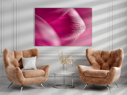 Großformatiges Blumen-Wandbild Planet in einem Wohnzimmer über zwei Sesseln und einem kleinen Tisch an der Wand hängend