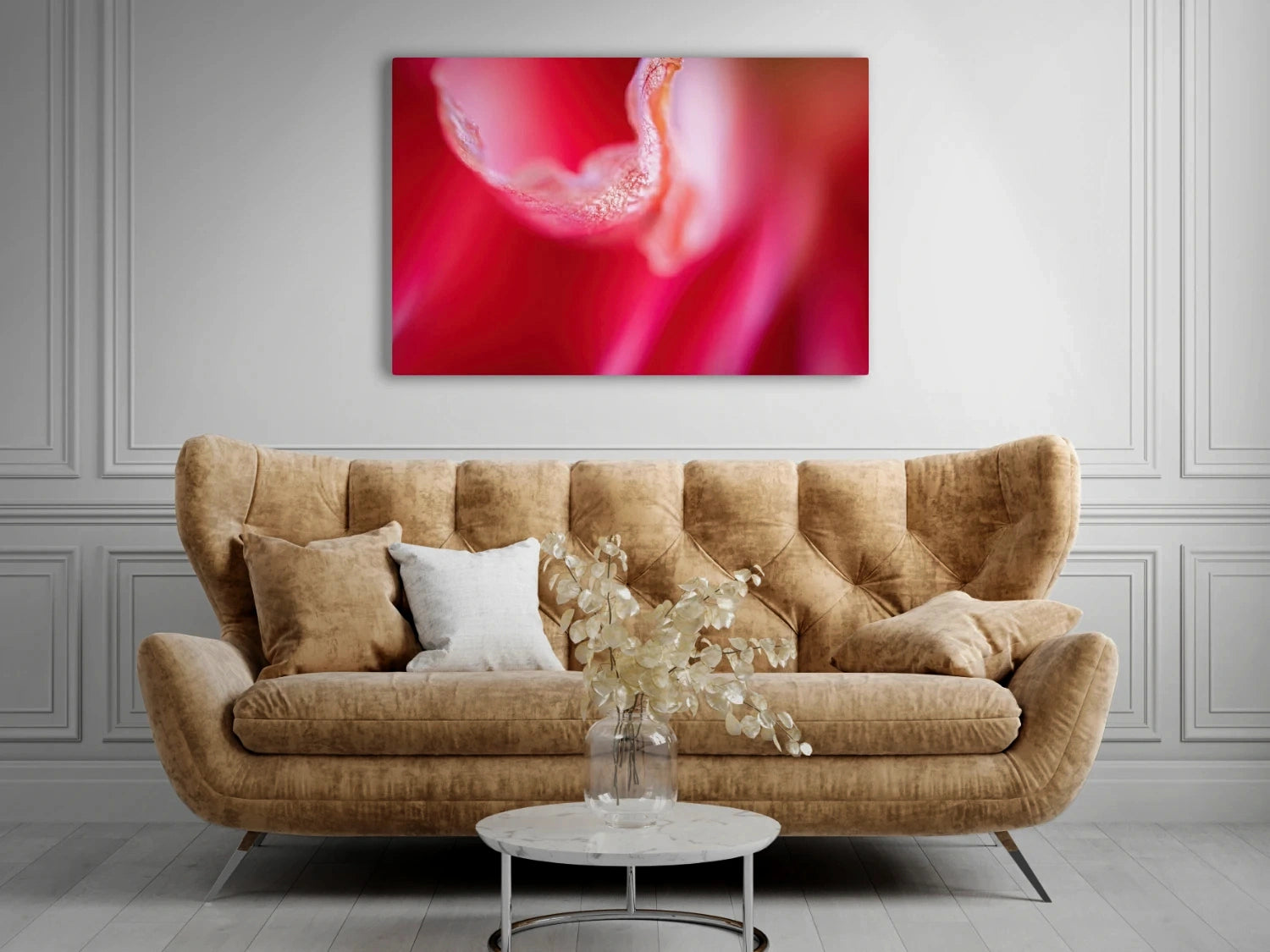 Großformatiges Blumen-Wandbild Roter Samt in einem Wohnzimmer über einer Couch