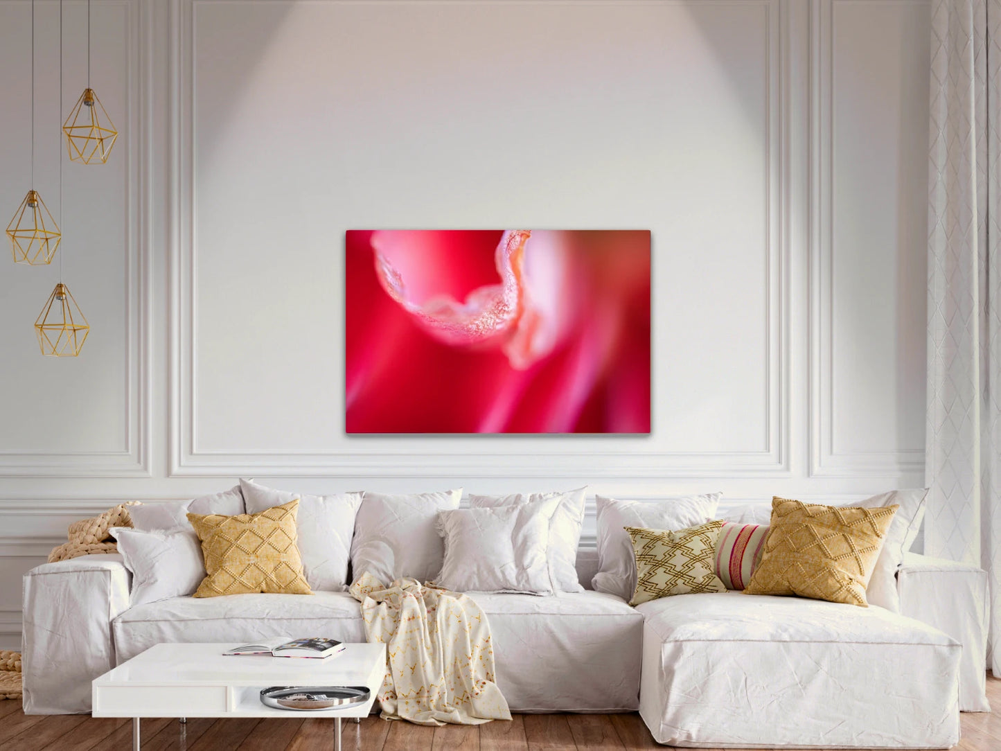 Großformatiges Blumen-Wandbild Roter Samt in einem Wohnzimmer über einem Sofa