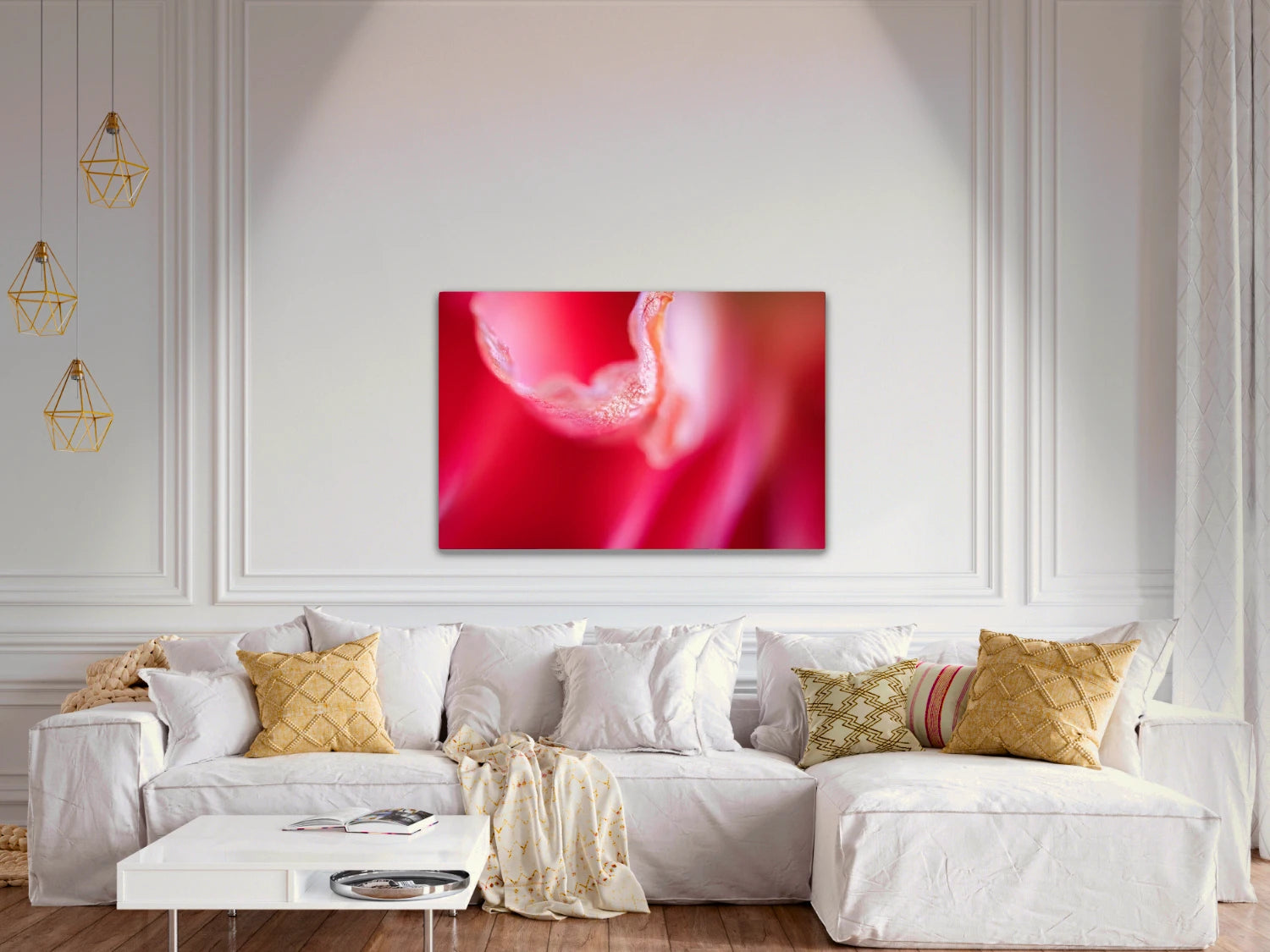 Großformatiges Blumen-Wandbild Roter Samt in einem Wohnzimmer über einem Sofa