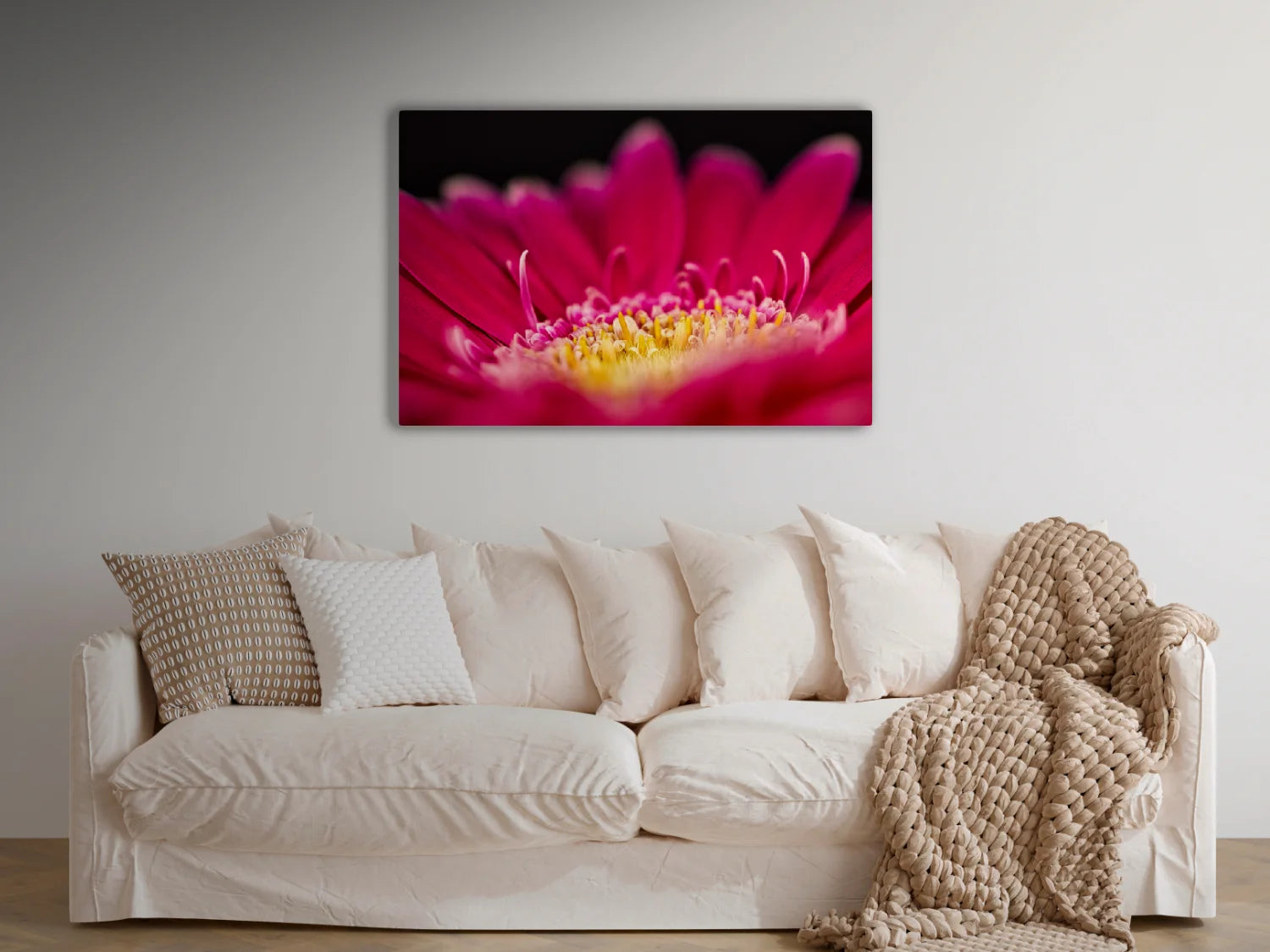 Großformatiges Blumen-Wandbild Rotkelch in einem Wohnzimmer über einem Sofa