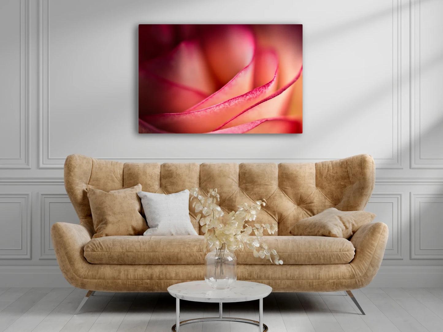 Großformatiges Blumen-Wandbild Rubinband in einem Wohnzimmer über der Couch