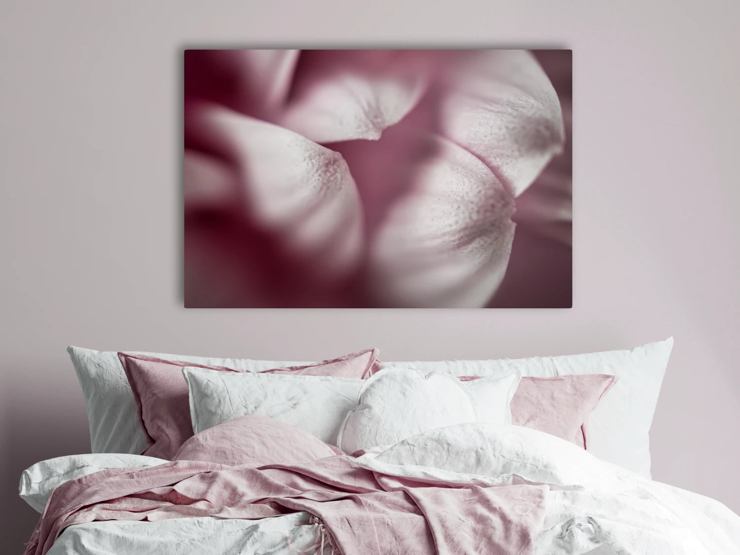 Großformatiges Blumen-Wandbild Schneeweisschen in einem Schlafzimmer über dem Bett