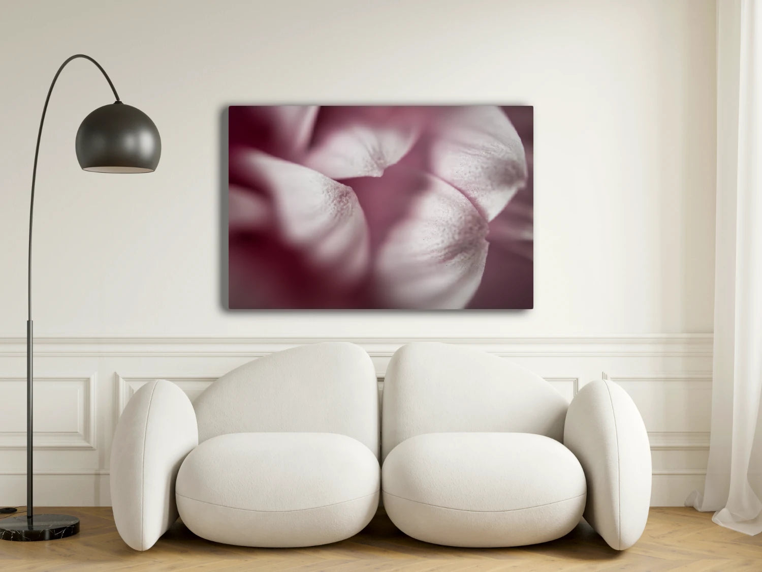 Großformatiges Blumen-Wandbild Schneeweisschen in einem Wohnzimmer über einem Sofa