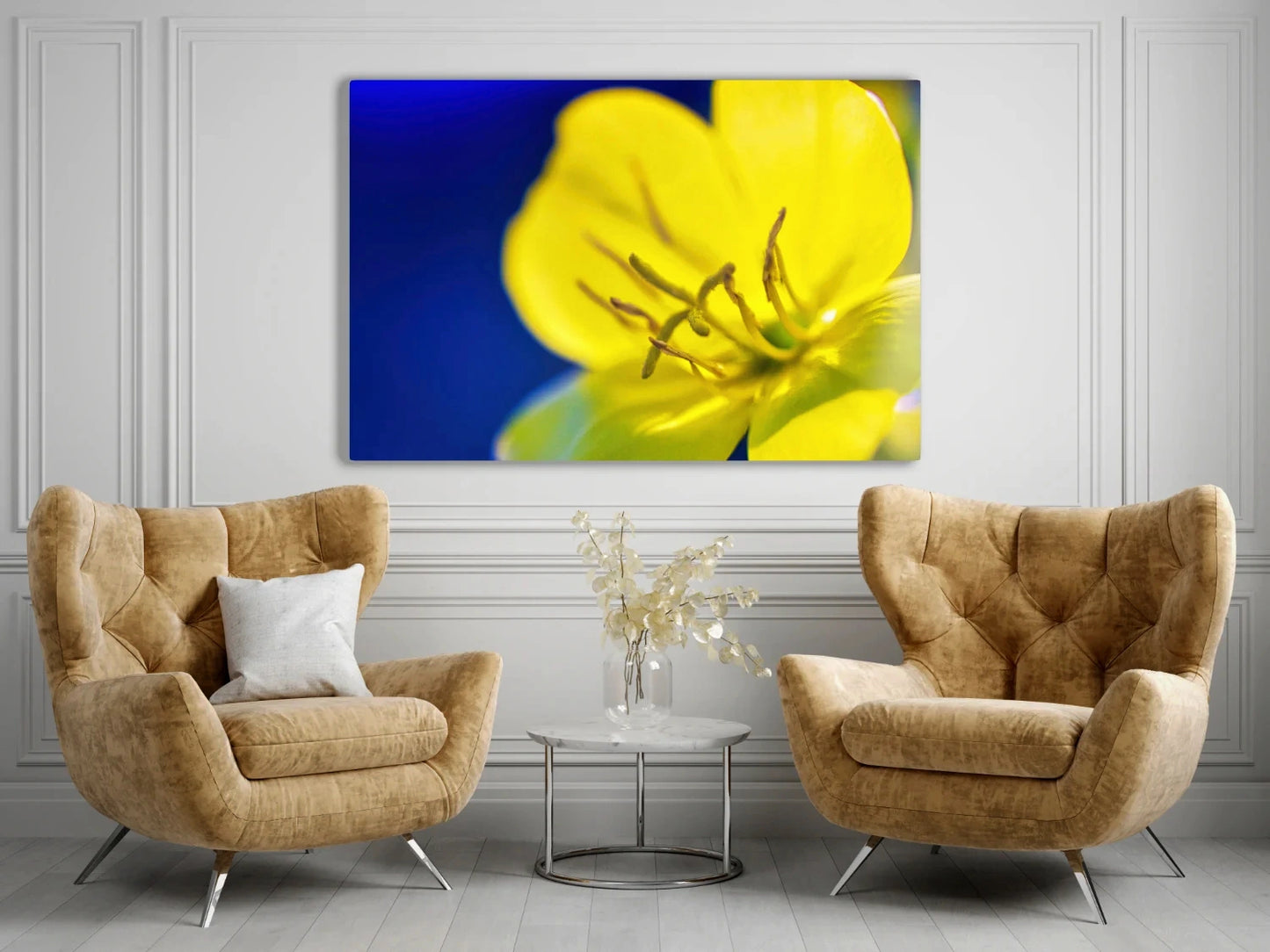 Großformatiges Blumen-Wandbild Sonnengelb auf blau in einem Wohnzimmer über zwei Sesseln