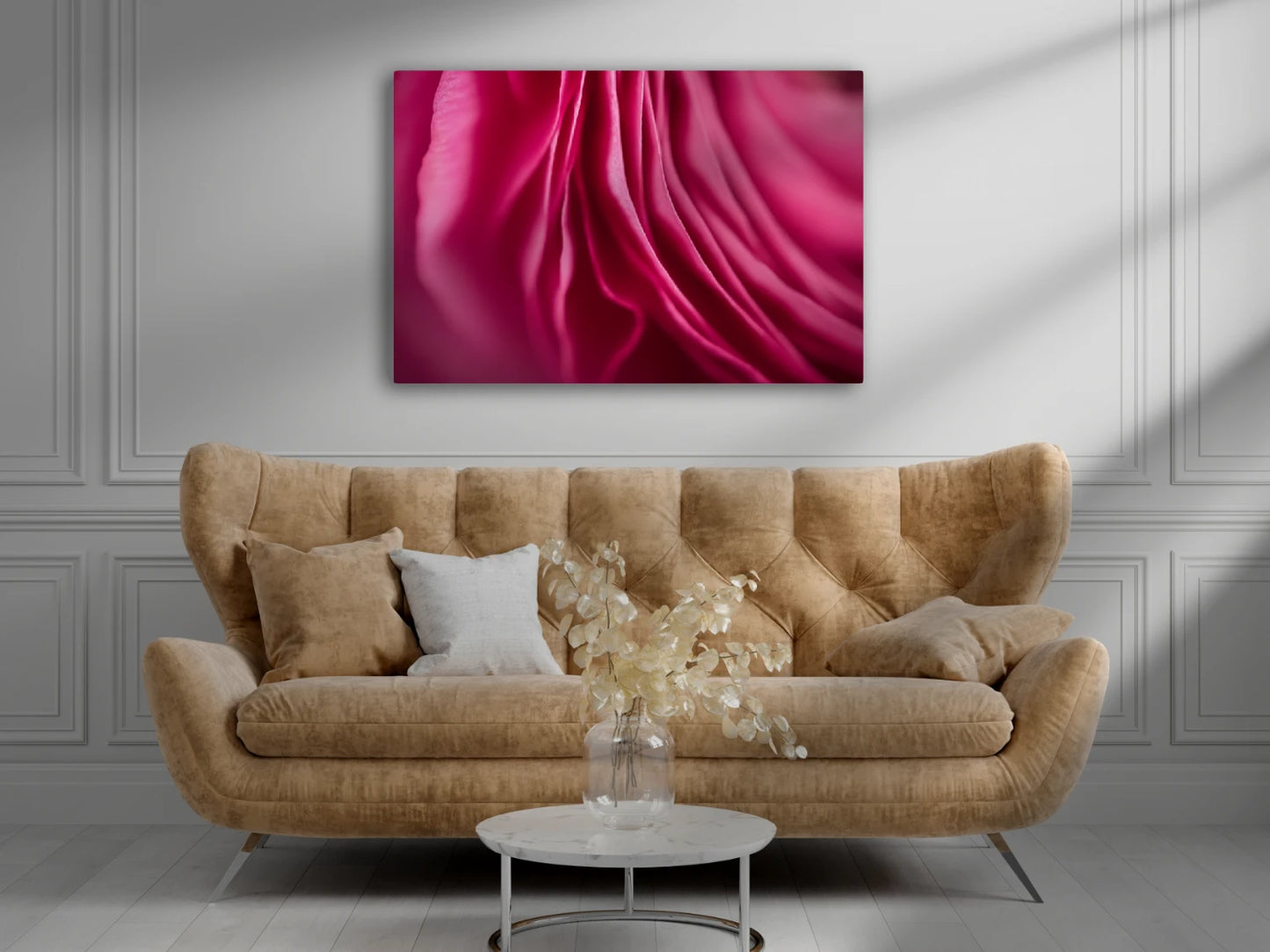 Großformatiges Blumen-Wandbild Vorhang Royal in einem Wohnzimmer über der Couch an der Wand hängend