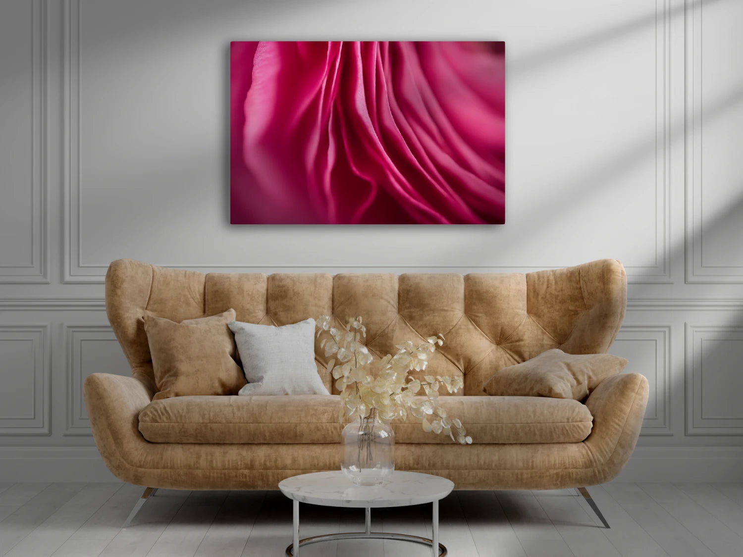 Großformatiges Blumen-Wandbild Vorhang Royal in einem Wohnzimmer über der Couch an der Wand hängend