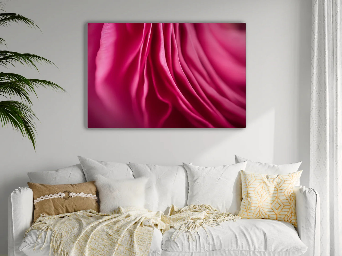 Großformatiges Blumen-Wandbild Vorhang Royal in einem Wohnzimmer über dem Sofa an der Wand hängend