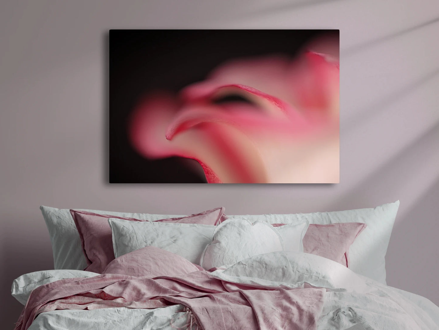 Großformatiges Blumen-Wandbild Welle in einem Schlafzimmer über dem Bett