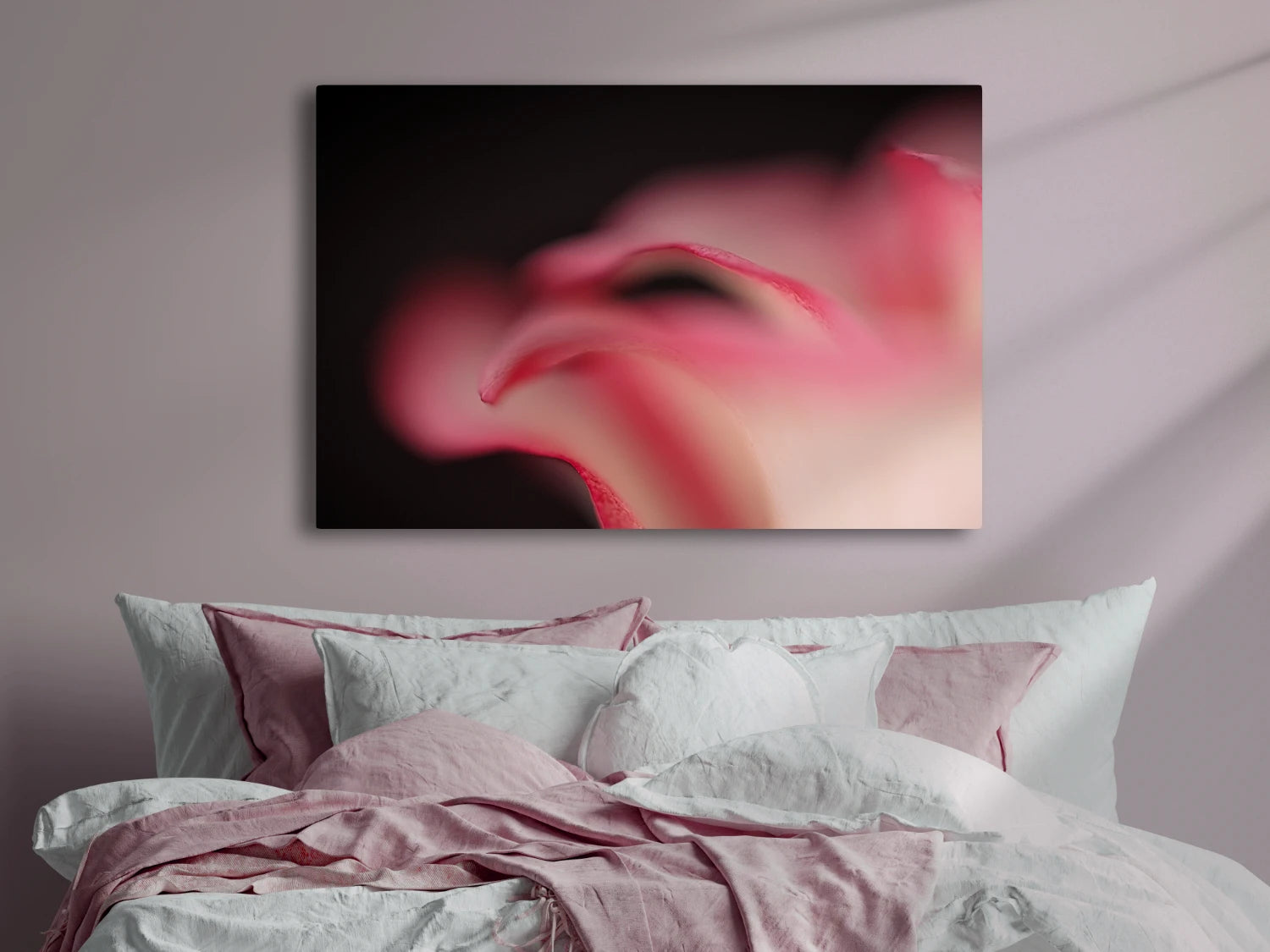 Großformatiges Blumen-Wandbild Welle in einem Schlafzimmer über dem Bett